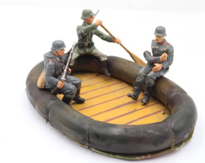 Auktion 359<br>Elastolin-/Lineol Figuren, Schlauchboot mit 3tlg Besatzung, wohl neuzeitl., 1x Arm lose, Boot ca. 17 x 11cm [1]