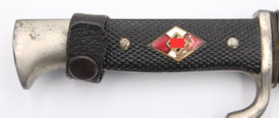 Auktion 359<br>HJ-Dolch, 3.Reich in Scheide, RZM M7/28, 1940, Emaille beschädigt, Altersspuren, L-25,5cm [1]
