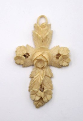 Auktion 359<br>antikes Brustkreuz, Rosenmuster, Bein, 19. Jhd., 5 x 3cm [1]