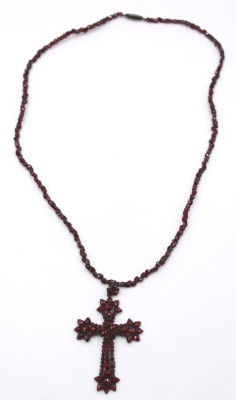 Auktion 359<br>antiker Brustkreuz-Anhänger, Granat,Tombak, an Granatkette, 2 Steine fehlen, ca. L-45cm, Anh. 6 x 3,5cm [1]