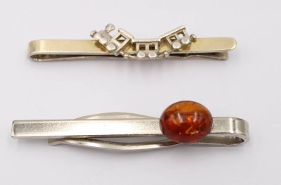 Auktion 359<br>2x div. Kravattennadeln, 1x 835er Silber, L-5,5cm [1]