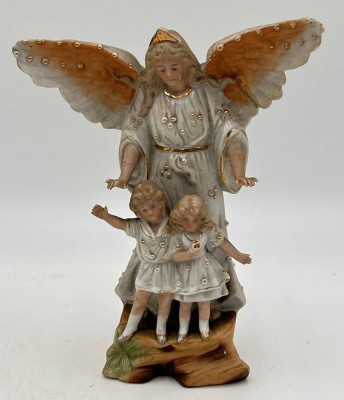 Auktion 359<br>Schutzengel-Figur, Bisquitporzellan um 1910, H-18 cm, eine Fingerspitze beschädigt [1]