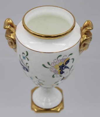 Auktion 359<br>Vase auf Stand, Coalport, England, florales Dekor, seitl. Widderköpfe, ca. H-16cm [1]