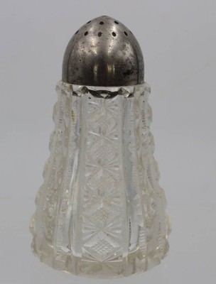 Auktion 359<br>hoher Streuer, älter, Kristall, aufwendig beschliffen, ca. H-13cm [1]