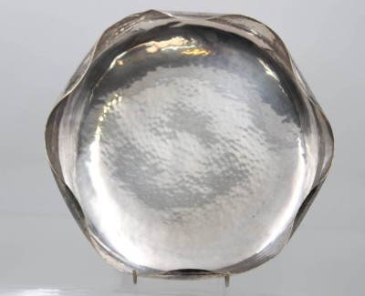 Auktion 359<br>gr. Schale auf 3 Füssen, BWKS, Hammerschlag, am Rand Druckstellen, H-6cm D-30cm [1]