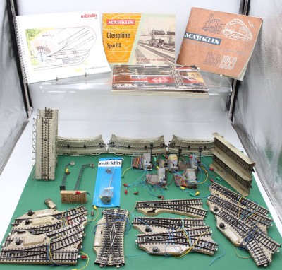 Auktion 359<br>Konvolut Märklin, Schienen, Weichen, Lampen und Kataloge, älter [1]