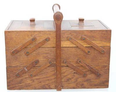 Auktion 359<br>Nähkasten, Esche, Art-Déco, ca. H-28cm B-36cm T-24cm [1]