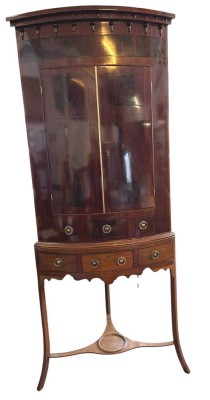 Auktion 359<br>hoher Biedermeier-Eckschrank, H-215 cm, B-90 cm, Schenkellänge 54 cm, 2 Schubladen [1]