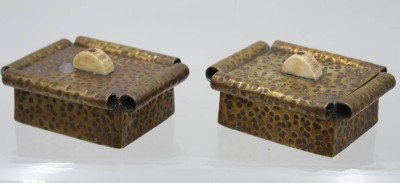 Auktion 359<br>Paar Art-Déco Messing-Kästen, Hammerschlag, Geweihstücke als Deckelgriffe, je ca. H-4,7cm B-13cm T-10,7cm [1]