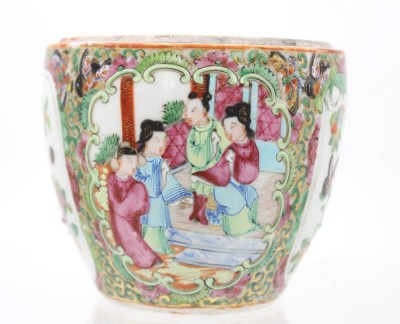 Auktion 359<br>Deckelgefäss, China, Familie Rose, ungemarkt, Deckel fehlt, ca. H-8,5cm D-9,5cm [1]