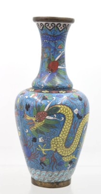 Auktion 359<br>Cloisonné-Vase, China, älter, Drachendekor, 1x bestrossen, ca. H-26cm [1]