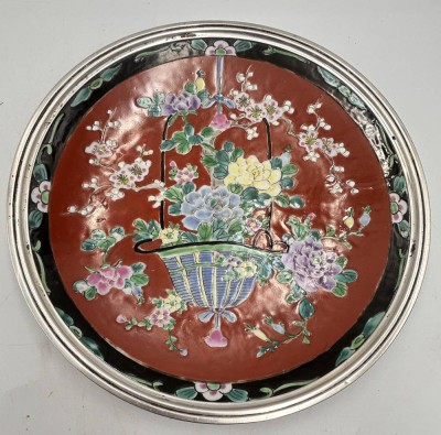 Auktion 359<br>Zierteller mit Blumenkorbdekor und breiten Silber-950- Rand, Japan, D-30  cm [1]