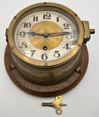 Auktion 359<br>gr. Borduhr in Messinggehäuse ohne sichtbaren Hersteller, Vorkrieg, Marine?, D-vorne ca. 17 cm, Holz D-26  cm, T-13 cm, Werk läuft, Gehäuse seitl. abschliessbar [1]