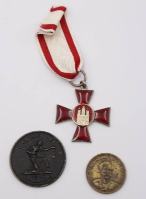Auktion 359<br>Hanseatenkreuz Hamburg, sowie 2x Medaillen [1]