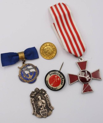 Auktion 359<br>kl. Konvolut div. Abzeichen, u.a. Replik-Hanseatenkreuz [1]