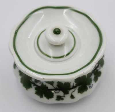 Auktion 359<br>Tintenfass, Meissen, Schwertermarke, Weinlaub, 1. Wahl, H-7cm [1]