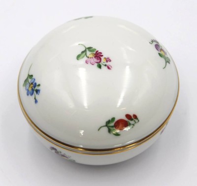 Auktion 359<br>runde Deckeldose, Wien Augarten, Streublümchen, H-4cm D-6,5cm [1]