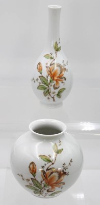 Auktion 359<br>Paar Vasen, Kaiser, Dekor Simone, ca. H-22 u. 14cm [1]