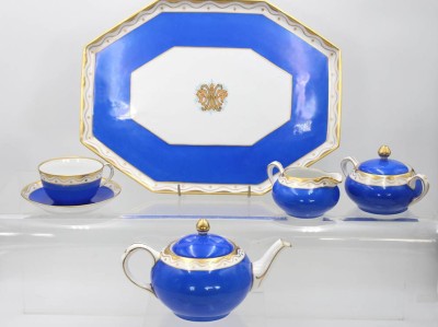 Auktion 359<br>Tee-Set, ungemarkt, Teekern, 1x Tasse mit U.T. auf Tablett, Russland?, Tablett 28,5 x 37cm [1]
