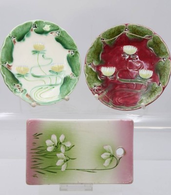 Auktion 359<br>2x Zierteller sowie ein Frühstücksbrett, Jugendstil, Altersspuren, Teller ca. D-17cm, Brett 20 x 11,5cm [1]