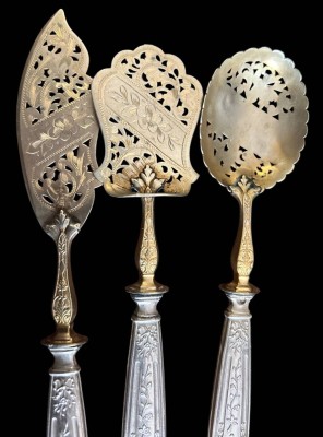 Auktion 359<br>3 kleine Vorlegeteile mit Silbergriffen, undeutlich gepunzt, wohl Frankreich?, L-ca. 19  cm [1]