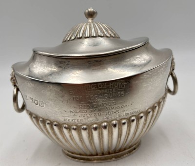 Auktion 359<br>Zuckerdose, Silber-925-, London, Jagdpreis von 1898, mit Gravur, H-11 cm, B-12 cm, 182 gr. [1]