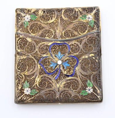 Auktion 359<br>filigran gerabeitetes Zigarettenetui, goldfarben, teilw. emalliert, ca. 7,5 x 7,5cm [1]