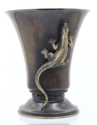 Auktion 359<br>Bronzevase mit plast. Echse, HF gemarkt, sowie Gravur, Dänemark, ca. H-18cm [1]