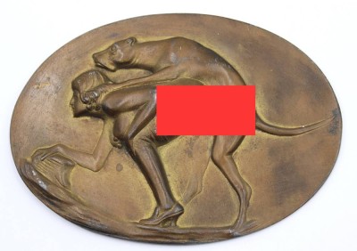 Auktion 359<br>oval Plakette um 1910, Sodomie-Darstellung, ca. 12,5 x 9cm [1]