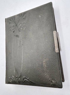 Auktion 359<br>Jugendstil-Fotoalbum mit 31 Fotos aus der Zeit, tw. betitelt, , Schliesse fehlt teilweise [1]