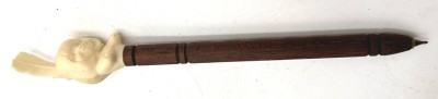 Auktion 359<br>Bravo Indianer Kugelschreiber aus Holz, Indianer aus Kunststoff, 60-er Jahre, L-23 cm [1]