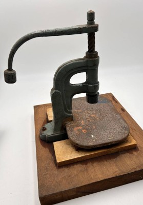 Auktion 359<br>Handhebelpresse aus Gusseisen,  H-27 cm, T-21 cm, Versandt wird ohne Holzbretter [1]