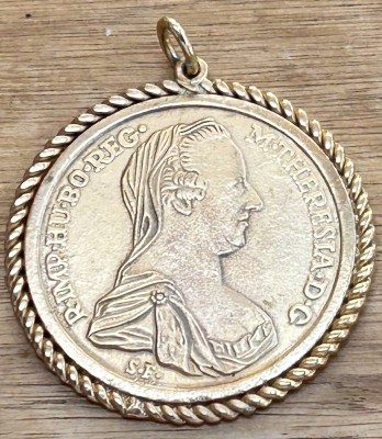 Auktion 359<br>vergoldeter Münzanhänger, D-4 cm, 17 gr [1]