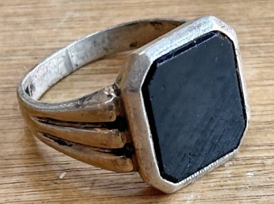 Auktion 359<br>Silber-835- Herrenring mit dkl. Lagenstein, RG 59 [1]