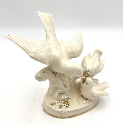 Auktion 359<br>Vogel mit Jungvögeln, weiss mit Gold 