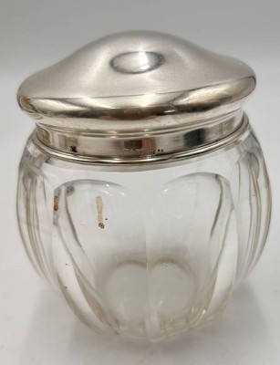 Auktion 359<br>Glas-Deckeldose, massiver Silber-925- Deckel und Rand, Deckel 54 gr. [1]