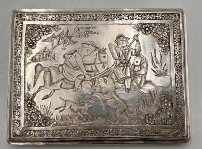 Auktion 359<br>massive Silber-Zigaretten-Etui mit russischer Widmung innen, wohl persische Silberpunze, Deckel mit Löwenjagd-Szene, verso persische Ornamentik, Deckel mit Federverschluss, ca. 10x8 cm,  156 gr., guter Zustand [1]