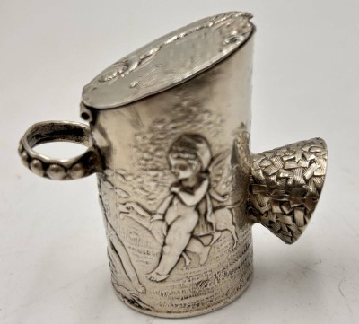 Auktion 359<br>kl. Silber-Utensilo mit Putti Motiven, 29,18 gr., innen vergoldet, Pillendose? H-5 cm [1]