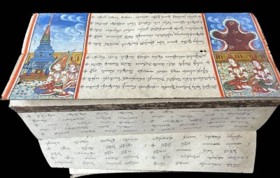 Auktion 359<br>wohl Thailändisches handgeschriebenes Manuskript, mit Aquarellen, ca. 1860-80?, die ersten und letzten Seiten sind tw. stark beschädigt, desgleichen die Einbaände, die mttleren Seiten sind gut  bis sehr gut erhalten, ca.  65x14 cm, H-8 cm [1]