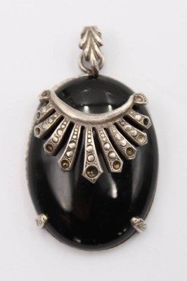 Auktion 359<br>Art-Déco Onyx-Brosche, 925er Silbermonturen, wohl ehem. mit Perlenbesatz, 5,5 x 3cm [1]