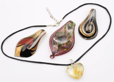 Auktion 359<br>Stoff-Kette mit Glas-Herzanhänger sowie 3 gr. Kunstglas-Anhänger, Anh. L-7cm [1]