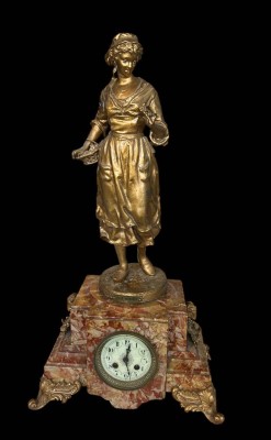 Auktion 359<br>hohe Kaminuhr, Marmor, Zinkguss-Figur beschriftet 