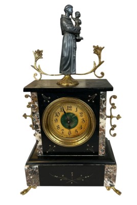 Auktion 359<br>kl. Marmorkaminuhr, Marmor, mit Zinn Heiligenfigur als Bekrönung, Pender/Schlüssel fehlt, Werk nicht geprüft, H-34 cm, B-20 cm [1]