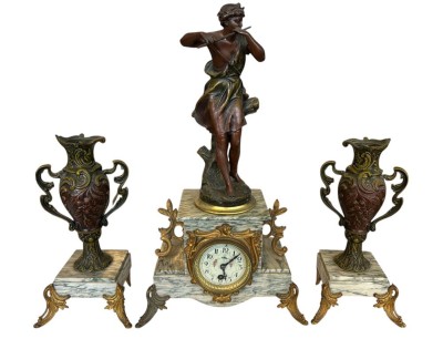 Auktion 365<br>Marmor Kaminuhr mit 2 Beistellern,, Zinkguss Jüngling bronziert, ohne Pendel/Schlüssel, Werk nicht geprüft, H-50 cm, Beisteller H-30 cm [1]