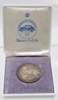 Auktion 359<br>Feinsilber-Medaille, Fünf Millionen Volkswagen, 25gr., D-4cm. orig. Etui (leicht beschädigt) [1]