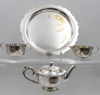 Auktion 359<br>Teekern auf Tablett, E.P.N.S., Amherst Lodge, Hotel in Plymoth, berieben, Stand der Teekanne verbogen, ca. H-8,5cm [1]