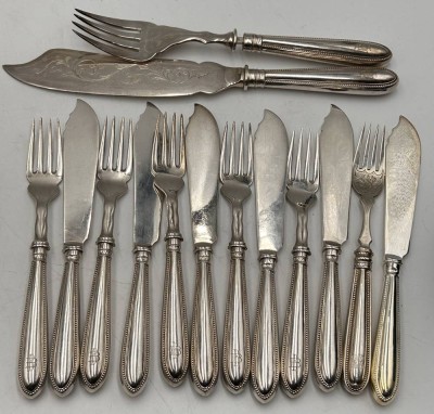 Auktion 359<br>Fischbesteck für 6 Personen und gr. Vorlegeteile, versilbert, Perlrand, 1 Gabel Silber-925-, Griff und Zinken, diese eine  mit Gravur und 44 gr., Messer L- 22 cm, Vorlegemesser  L-29 cm, Ziermonogramm, 90-er, alles sehr gut erhalten [1]