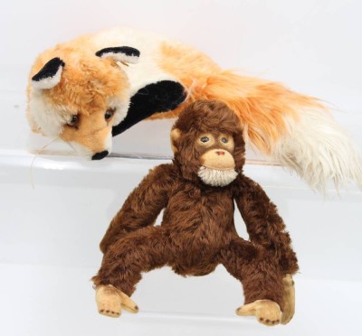 Auktion 359<br>liegender Fuchs und kl. Affe, Steiff, älter, bespielte Erhaltungen [1]