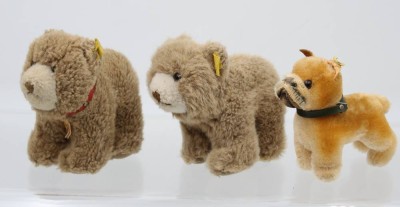 Auktion 359<br>2x Bären sowie 1x Hund, Steiff, je Knopf und Restfahne, ca. H-11cm [1]