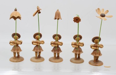Auktion 359<br>5x Erzgebirge-Blumenkinder, Natur, teilw. Blüten beschädigt, ca. H-12,5cm [1]